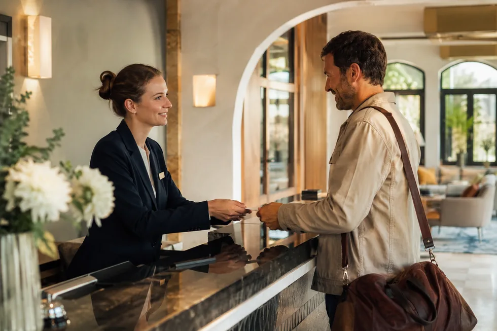 Moment de service à la réception d’un hôtel